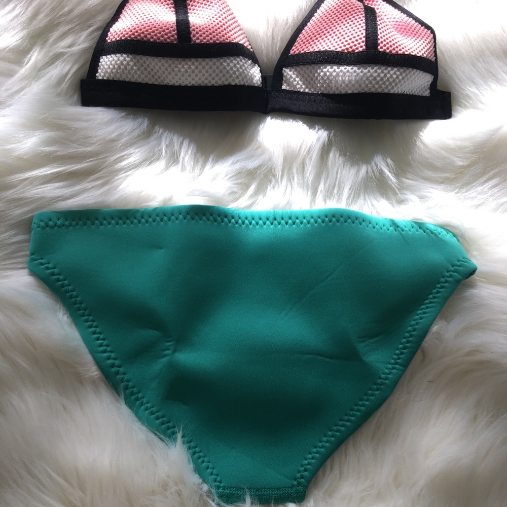 Bikini - Picture 3 of 5